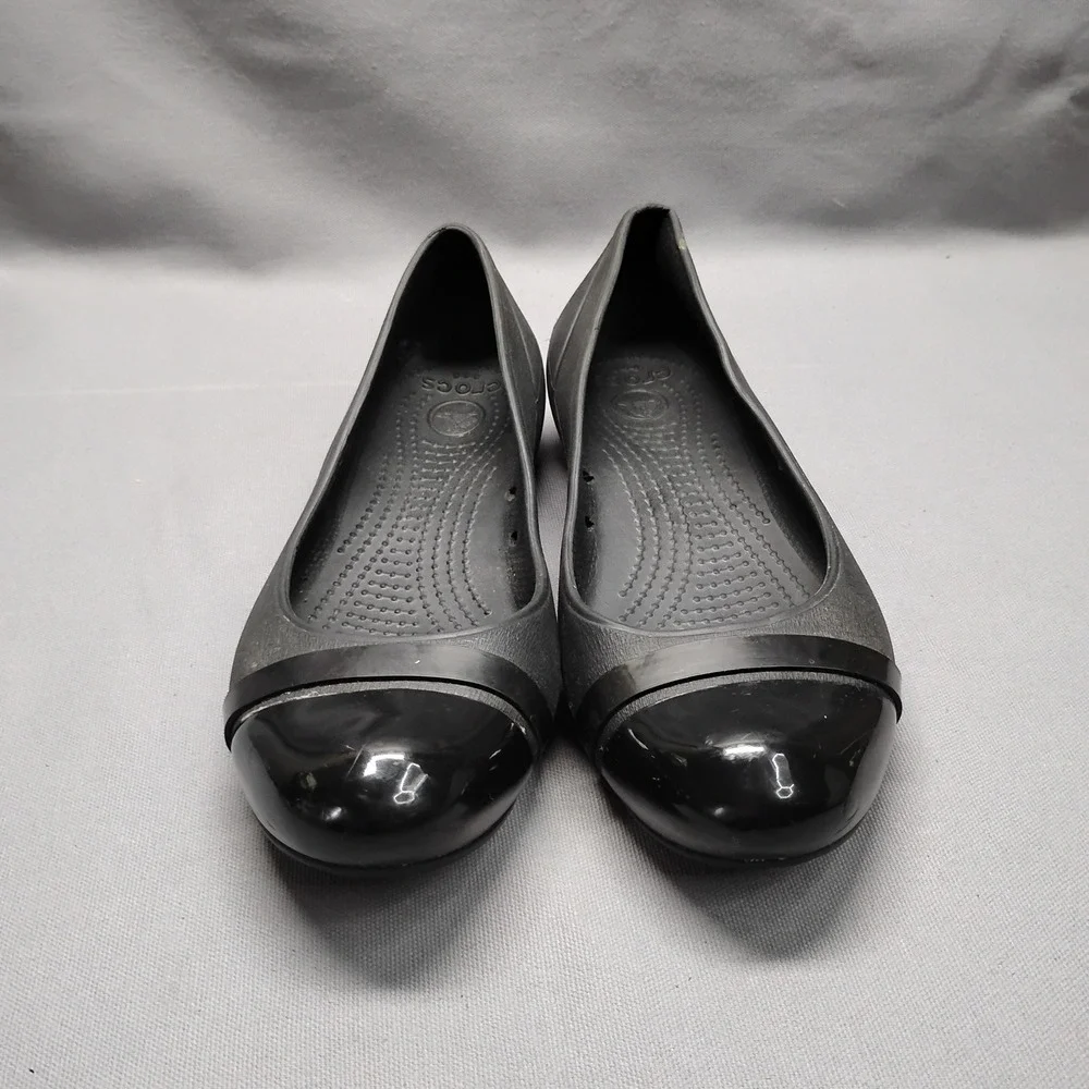 Crocs Womens 8 Cap Toe Flat Black Rubber Patent Cap Toe Slip On Shoes